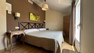 Postel nebo postele na pokoji v ubytování Apartamentos Alcazar de Baeza + 37 fotografií