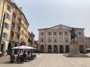 a building with a statue in the middle of a street at Vista con camera - appartamento Zabaione in Casale Monferrato