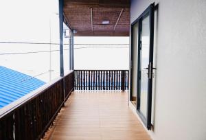 un corridoio vuoto di un edificio con porte in vetro di The Sunset a Phan Thiet