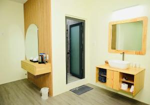 un bagno con lavandino e specchio di The Sunset a Phan Thiet Altre 18 foto