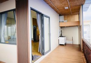 un corridoio di una casa con porte scorrevoli in vetro di The Sunset a Phan Thiet