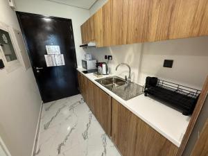 Una cocina o cocineta en Maryah Island Studio Near Galleria Mall & ADGM by Central Stay