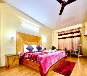 Un pat sau paturi într-o cameră la Hotel Ridham Classic +6 fotografii