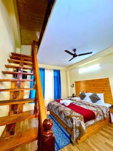 Un pat sau paturi într-o cameră la Hotel Ridham Classic