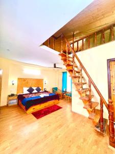 Un pat sau paturi într-o cameră la Hotel Ridham Classic