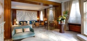 Posezení v ubytování Hotel Claridge Paris