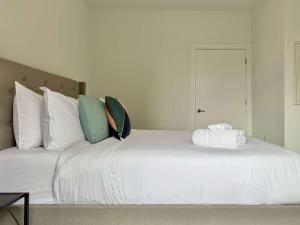 Katil atau katil-katil dalam bilik di Accessible & Spacious 1B1B condo ATL 542Blvd102