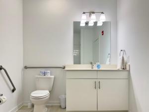 Bilik mandi di Accessible & Spacious 1B1B condo ATL 542Blvd102 +14 gambar