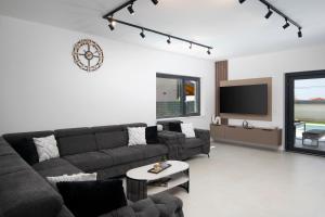 TV a/nebo společenská místnost v ubytování Villa Del Sol near Fažana