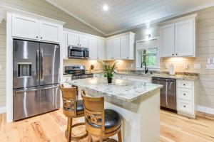 Η κουζίνα ή μικρή κουζίνα στο Sip, Shop and Dine Family Home 9 Mi to Clayton!