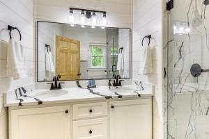 Ένα μπάνιο στο Sip, Shop and Dine Family Home 9 Mi to Clayton! +18 φωτογραφίες