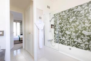 Koupelna v ubytování Hotel Claridge Paris + 37 fotografií