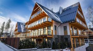 une grande maison avec un toit dans l'établissement Apartamenty pod Giewontem SPA, à Zakopane