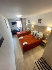 Postel nebo postele na pokoji v ubytování Hôtel Du Cheval Blanc Barcelonnette