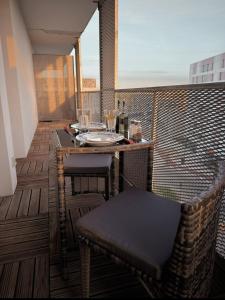 a balcony with a table and a chair on a balcony at L'Occitan T2 à 10 minutes du cœur de Toulouse Parking privé et Métro in Toulouse