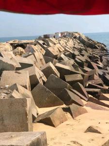 un cumulo di rocce su una spiaggia vicino all'oceano di Monsoleil a Luanda