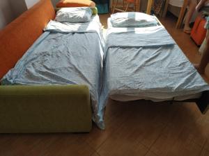 2 camas sentadas junto a un sofá en una habitación en Flori Apartment, en Golem