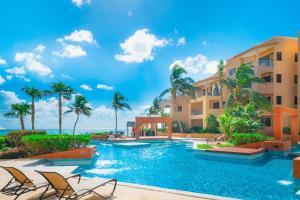 una imagen de una piscina en un resort en Condo Surf 408 - Beachfront Stunning Ocean View Penthouse - at El Faro condo, en Playa del Carmen