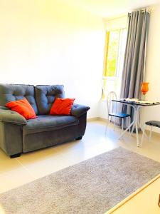 イリェウスにあるPerto da praia dos milionariosのソファとテーブルのあるリビングルーム