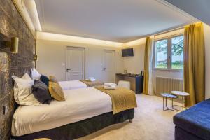 Postel nebo postele na pokoji v ubytování Hôtel Le Clos des Arts