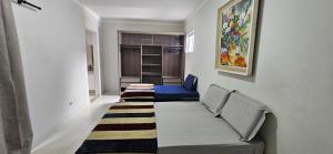 a living room with a couch and two chairs at Casa Aconchegante, 8 pessoas, 2vagas grandes in Maringá