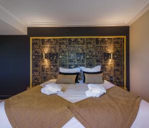 Postel nebo postele na pokoji v ubytování Hôtel Le Clos des Arts