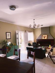 ein Wohnzimmer mit einer Couch und einem Klavier in der Unterkunft El viejo lobo in Esquina + 45 Fotos