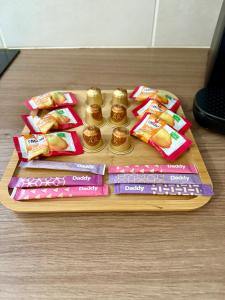 a tray with packets of food and snacks on a table at Le Herriot 3 - Proche de la gare in Brive-la-Gaillarde