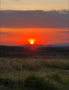 Η ανατολή ή δύση του ηλίου όπως φαίνεται από αυτή η παραθεριστική κατοικία ή από εκεί κοντά