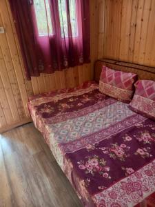un letto in una camera con due cuscini di Mera Hostel a P'arts'khanaqanevi