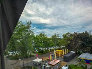Luftaufnahme eines Parks mit Spielplatz in der Unterkunft Przystań Ostróda - pokoje i apartamenty in Ostróda
