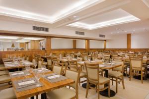 a conference room with wooden tables and chairs at Hotel Atlantico Praia in Rio de Janeiro