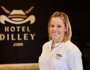 Členové personálu v ubytování Hotel Dilley Grand