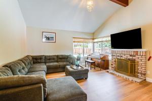 TV a/nebo společenská místnost v ubytování 7 Mi to Dtwn San Jose City-View Family Getaway