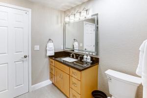 Koupelna v ubytování 7 Mi to Dtwn San Jose City-View Family Getaway + 29 fotografií