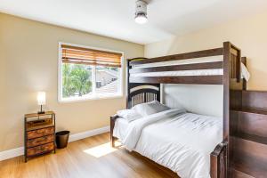 Postel nebo postele na pokoji v ubytování 7 Mi to Dtwn San Jose City-View Family Getaway