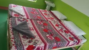 Ένα ή περισσότερα κρεβάτια σε δωμάτιο στο Jayaram gokulavasam