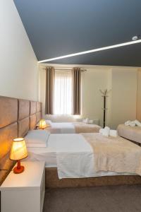 Postel nebo postele na pokoji v ubytování Alko Hotel Shkoder