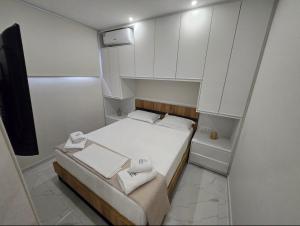 Ένα ή περισσότερα κρεβάτια σε δωμάτιο στο AGORA luxury MAISONETTE +11 φωτογραφίες