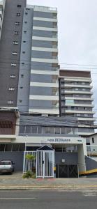 a large building with a parking lot in front of it at Espetacular Ap 02 Quartos Belíssimas praias de Pedra do Sal in Salvador