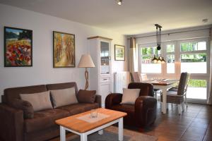 una sala de estar con un sofá y una mesa en Whg-2- Bella Casa, en Baabe