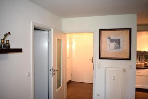 un pasillo con una puerta blanca y una foto en la pared en Whg-2- Bella Casa, en Baabe