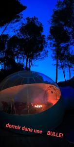 シス・フール・レ・プラージュにあるla Bulle de cocagneのドミニクランズ・ミーは火のついた建物を建てた