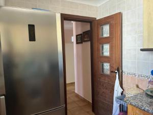 una puerta abierta a una cocina con nevera en Penthous avec vue sur la mer, en Marina Smir