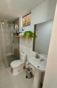 une salle de bains avec toilettes et lavabo dans l'établissement Casa de la Sierra, à Santa Marta