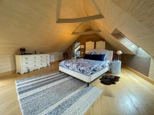 una camera da letto con letto e cassettiera in mansarda di Gîte de charme a Paimpol