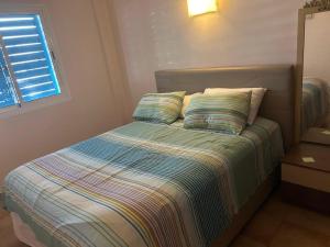 Una cama con dos almohadas encima en un dormitorio. en Penthous avec vue sur la mer, en Marina Smir 32 fotos más