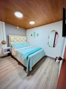 Ένα ή περισσότερα κρεβάτια σε δωμάτιο στο Habitación 302 con baño privado Norte de Armenia