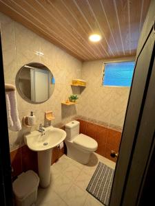 Ένα μπάνιο στο Habitación 302 con baño privado Norte de Armenia