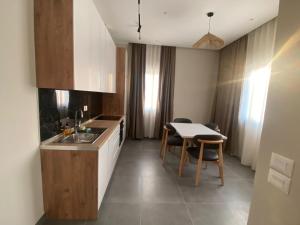 Kuchyň nebo kuchyňský kout v ubytování Apartamente Antoni Shengjin